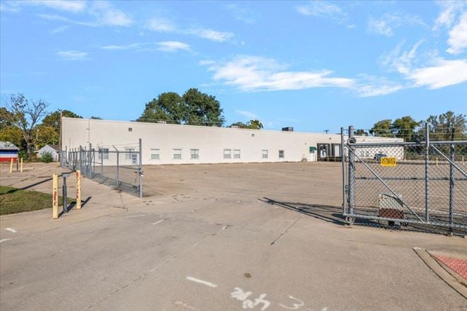 Freestanding Office/Flex Facility with Loading Docks, Secure Yard, & Expansion