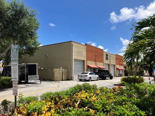 1,978 SF End-cap Warehouse Condo near Tamiami Airport
