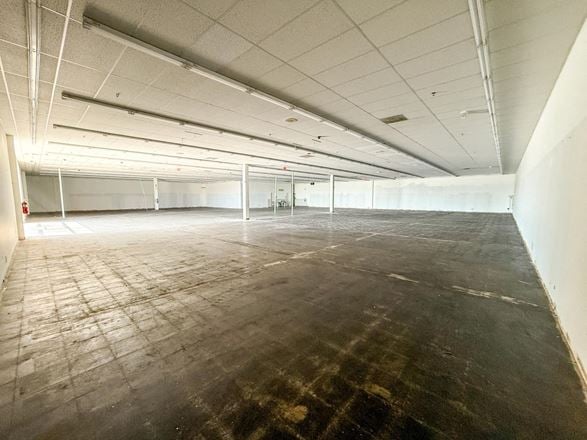 High-Visibility Retail, Showroom & Flex Space Near I-90