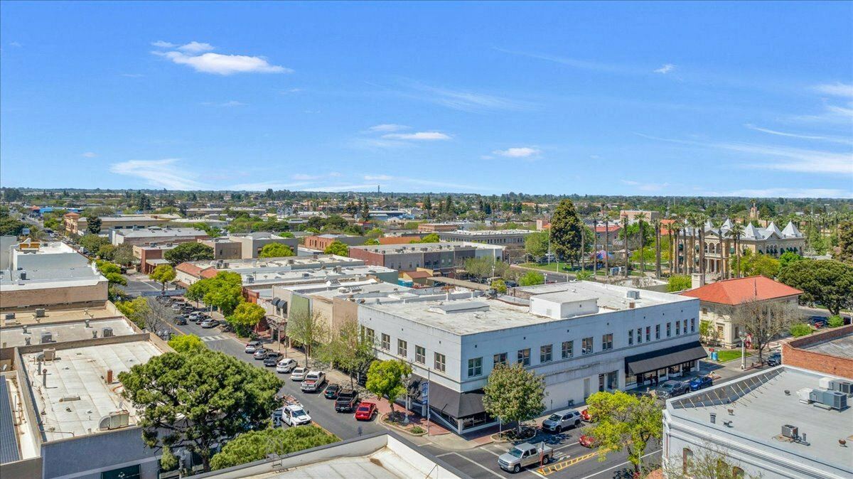 Investment Building in Downtown Hanford, CA
