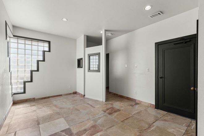 501 W Harwood Rd 