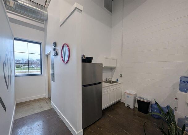 6035 N Knoxville Ave - Suites 103  & 105