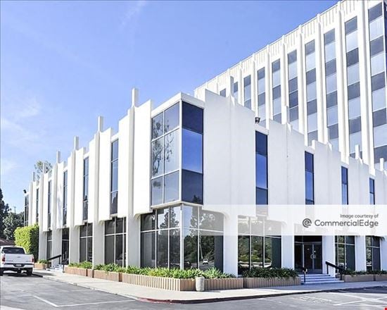 Fullerton Towers - 1400