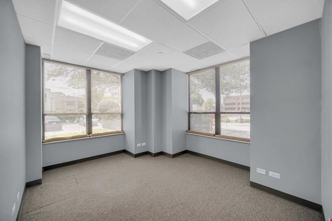1S443 Summit Ave, Oakbrook Terrace, IL 60181