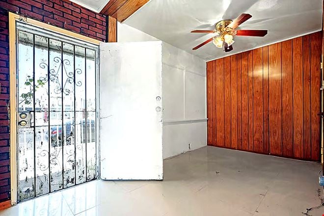 1108 E 84th Place