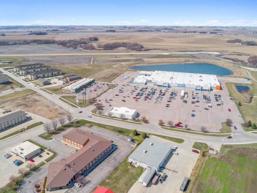 Le Mars Shopping Center 1319 Holton Dr., LeMars, IA Retail Building