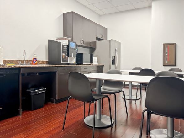 Regus - Burleson - E Renfro St