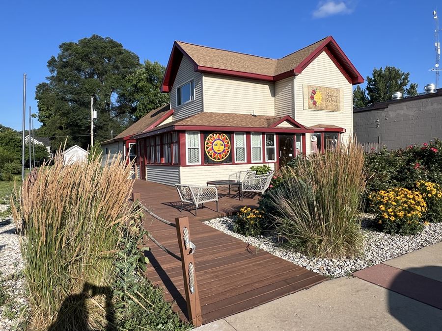 Large, updated retail building that can easily accommodate multiple tenants