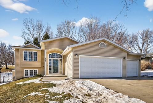 Meticulously Maintained & Move-In Ready: 3BR/2BA Byron Beauty