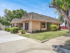 ±2,878 SF Office Building in Lindsay, CA