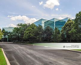 Hamilton Lakes Business Park - 450 Devon Avenue