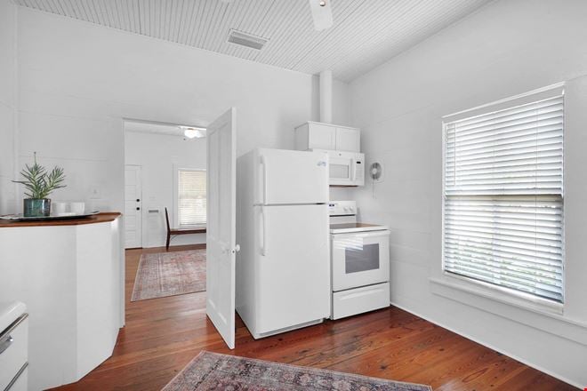 260 W KING ST