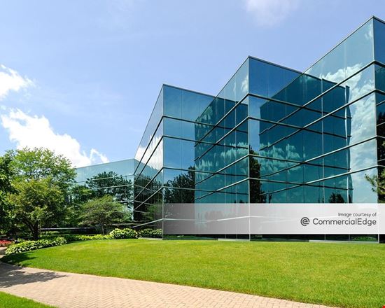 Hamilton Lakes Business Park - 450 Devon Avenue