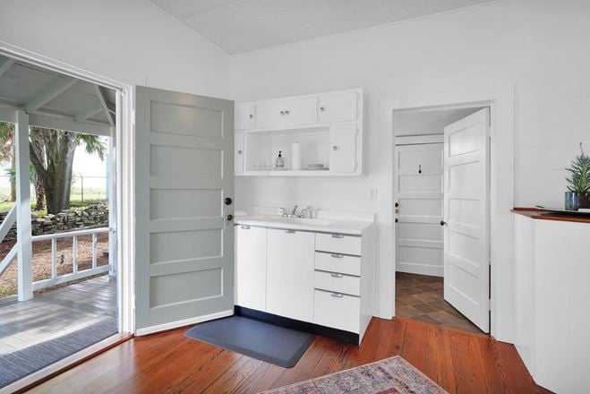 260 W KING ST