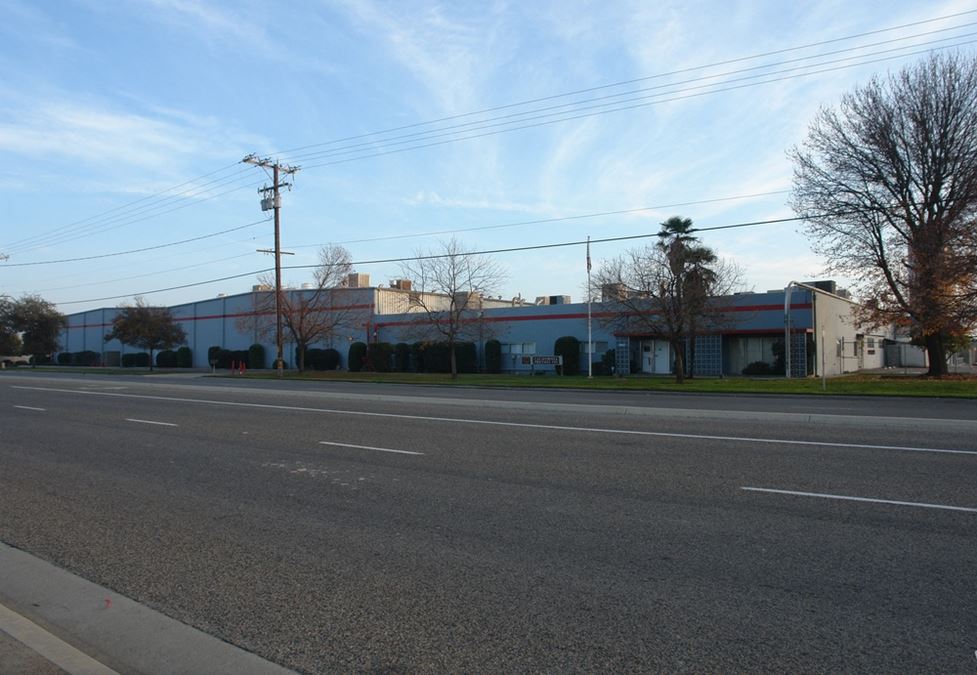 Industrial Manufacturing/Distribution Building w/ Multiple Docks