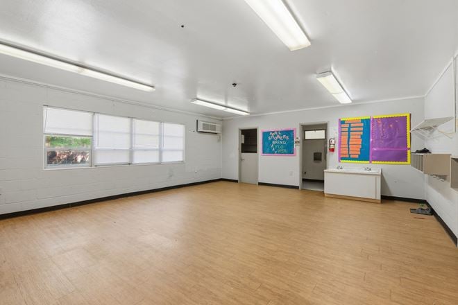 651 E Woodlawn Rd