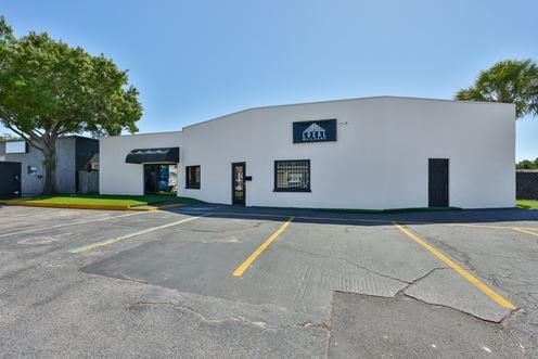 Versatile Showroom | Office| Warehouse in Prime Location!