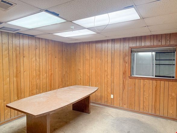±19,656 SF Office/Warehouse With Dock High Access
