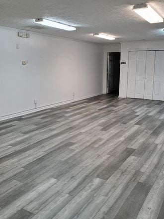 1000 Iris Dr SW
