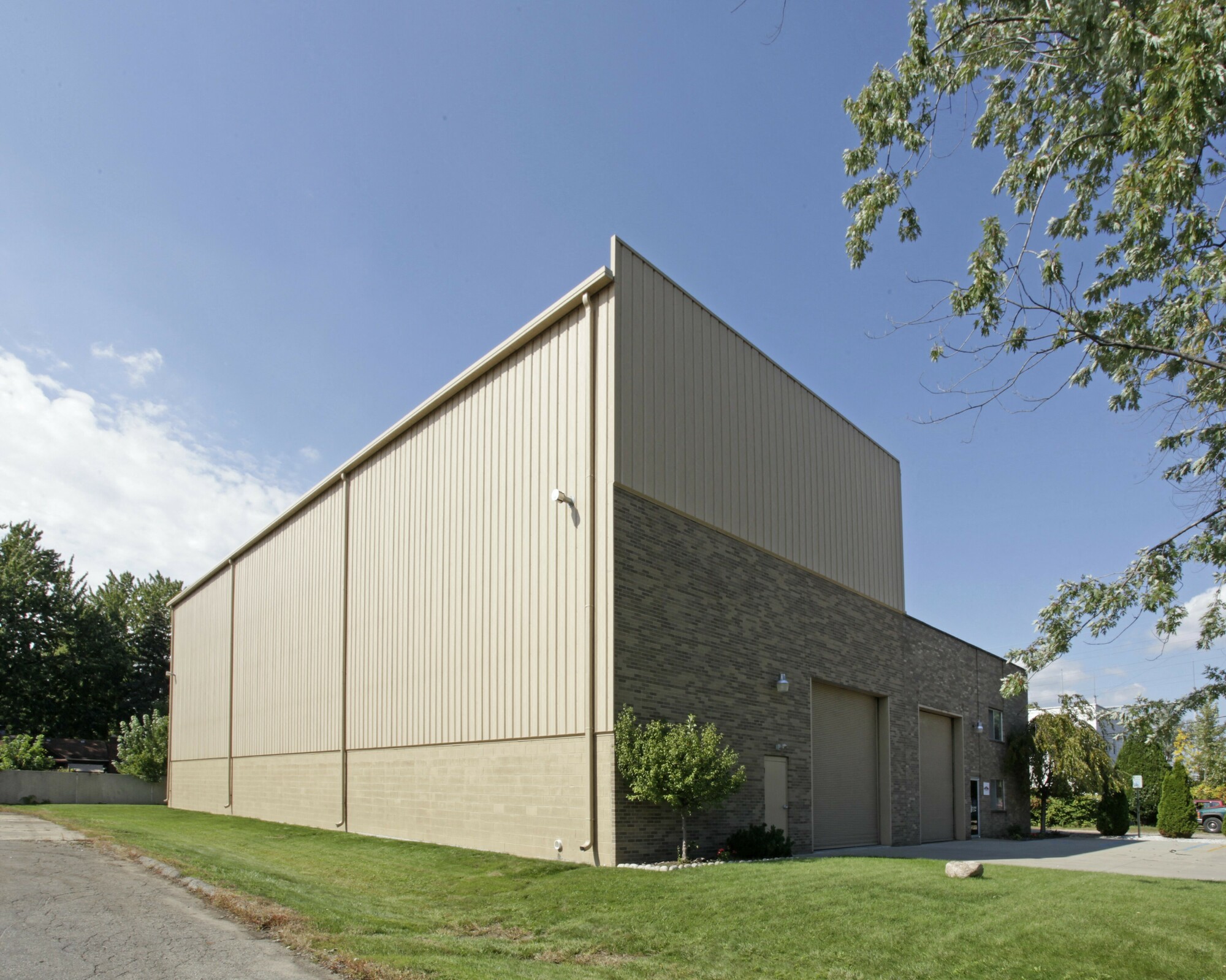 12447 Hartel St, Livonia, MI 48150