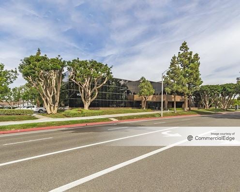 Metro Pointe Business Center - 940 & 950 South Coast Drive