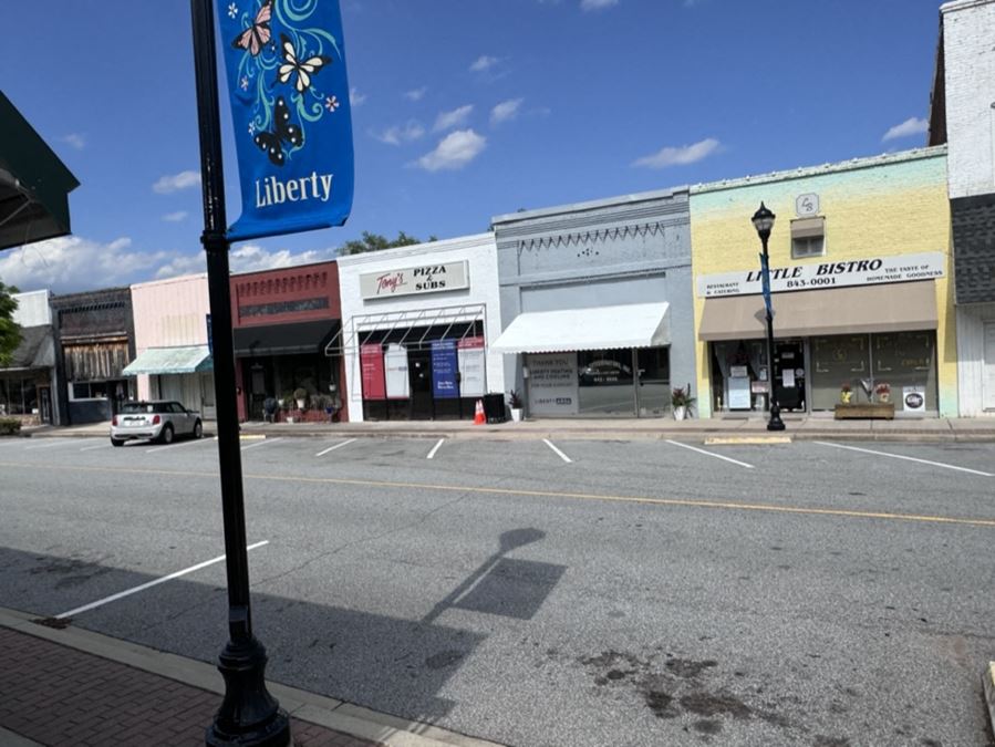 Great Restaurant/Retail Space in Downtown Liberty!