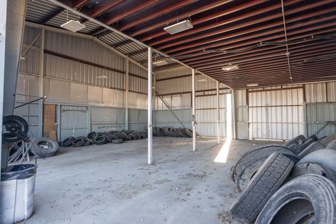 7765 FM 482 - Warehouse