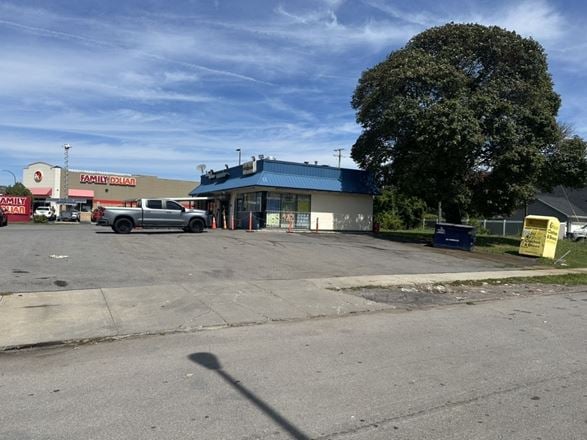 893 Jefferson Ave - 1,230+/- SF Retail Space
