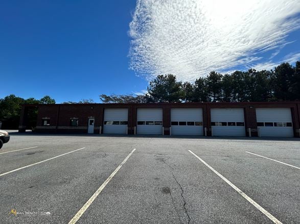 Auto Repair Building on ±2.65 AC