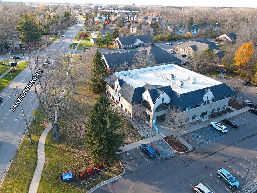 702 W Lake Lansing Rd