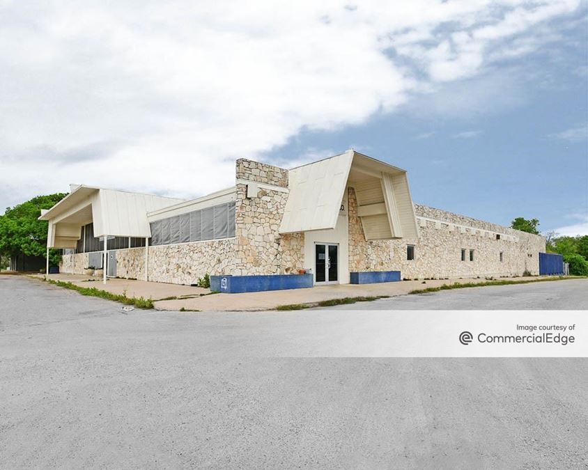 2006 Gaston Place Drive, Austin, TX retail Building