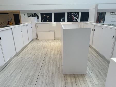 K16      Space Photo Gallery 3