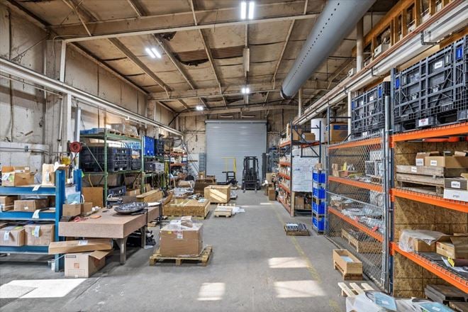 Conditioned Industrial Facility with 8 Cranes