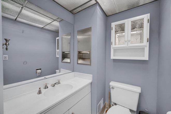 1S443 Summit Ave, Oakbrook Terrace, IL 60181