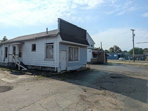 3200 N Dixie