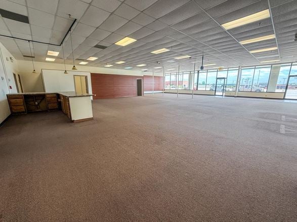High-Visibility Retail, Showroom & Flex Space Near I-90