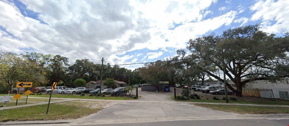 Office/ Retail :: 4 bldgs. :: 1 AC :: North Tampa