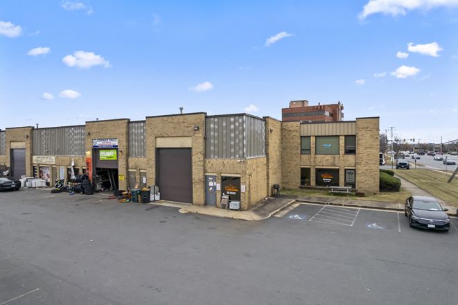 Warehouse with retail exposure to lease