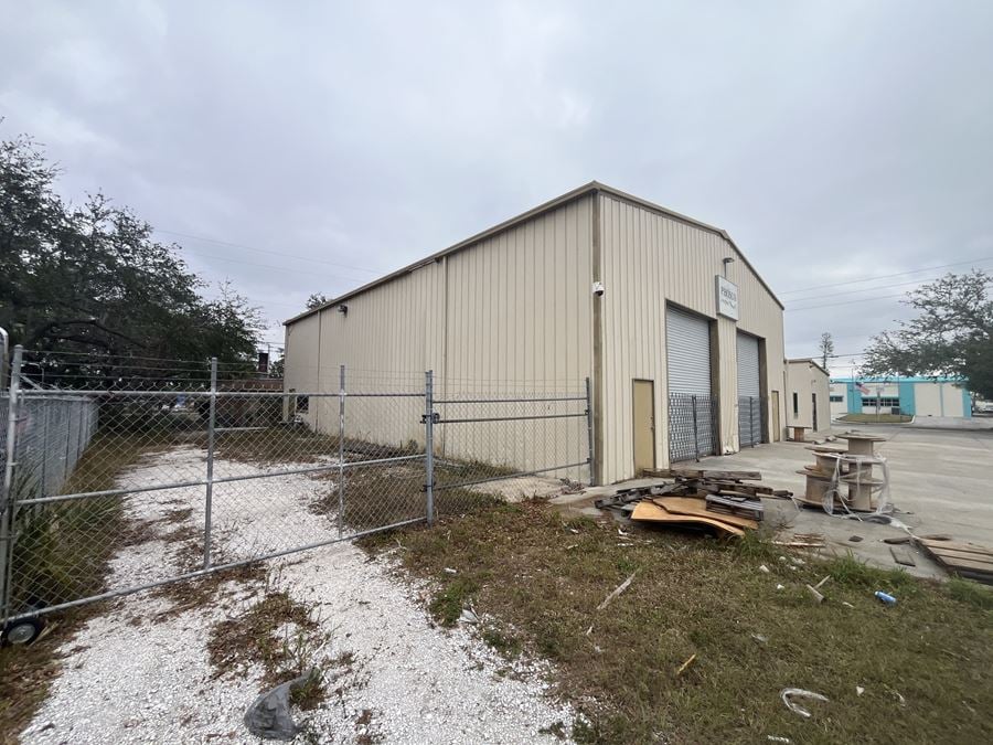 5,500 SF Free Standing Building in Downtown Bradenton CBD w/ fenced outside storage