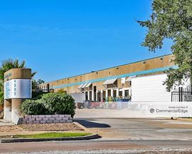North Freeway Business Center - 4555 Airline Drive