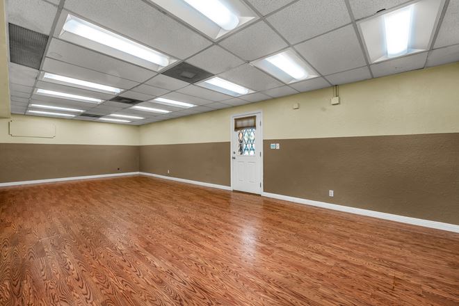 Office/Retail Freestanding Building with lots of parking