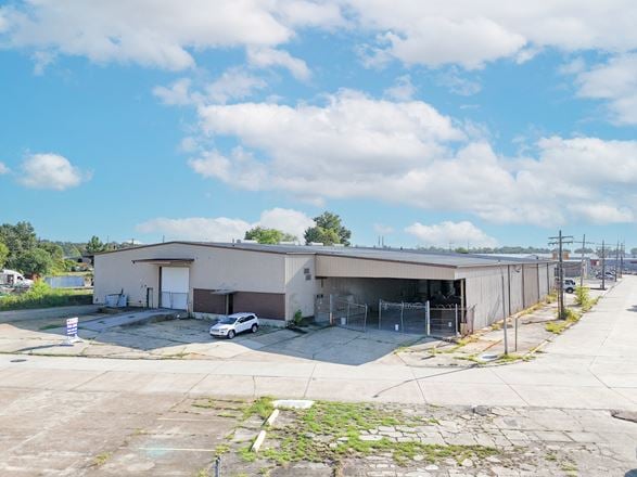 ±19,656 SF Office/Warehouse With Dock High Access