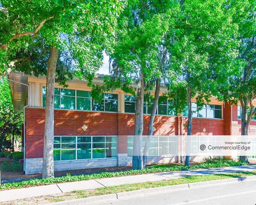 735 Johnnie Dodds Blvd