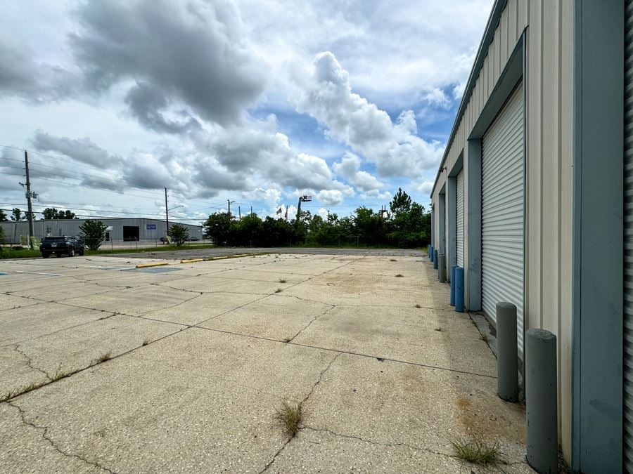 Prime Warehouse with Yard Near I-10