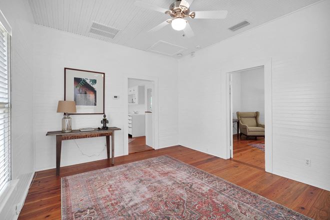 260 W KING ST