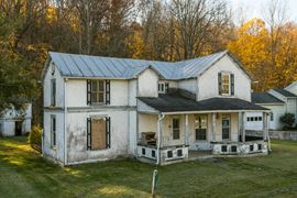 GREAT FOR INVESTORS OR REHAB SPECIALISTS | HOME ON LARGE LOT