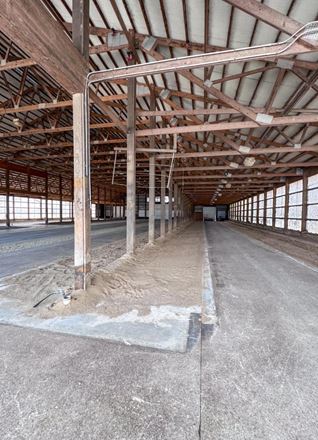 Large Industrial Warehouse with Flexible Layout & High-Capacity Doors