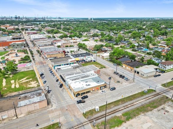 Turnkey Retail Center in Baytown – High-Traffic, Income-Producing Leased Units