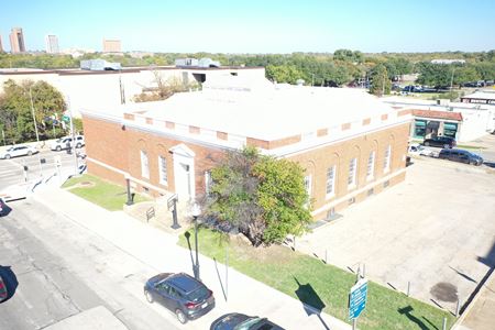 Photo of commercial space at 218 N Locust St in Denton