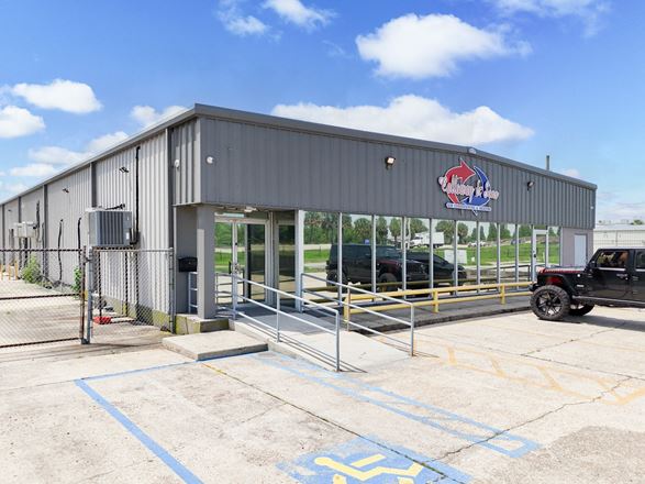 Retail Showroom / Warehouse with I-10 Visibility